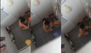 Quay lén cô hàng xóm vú to tắm rửa